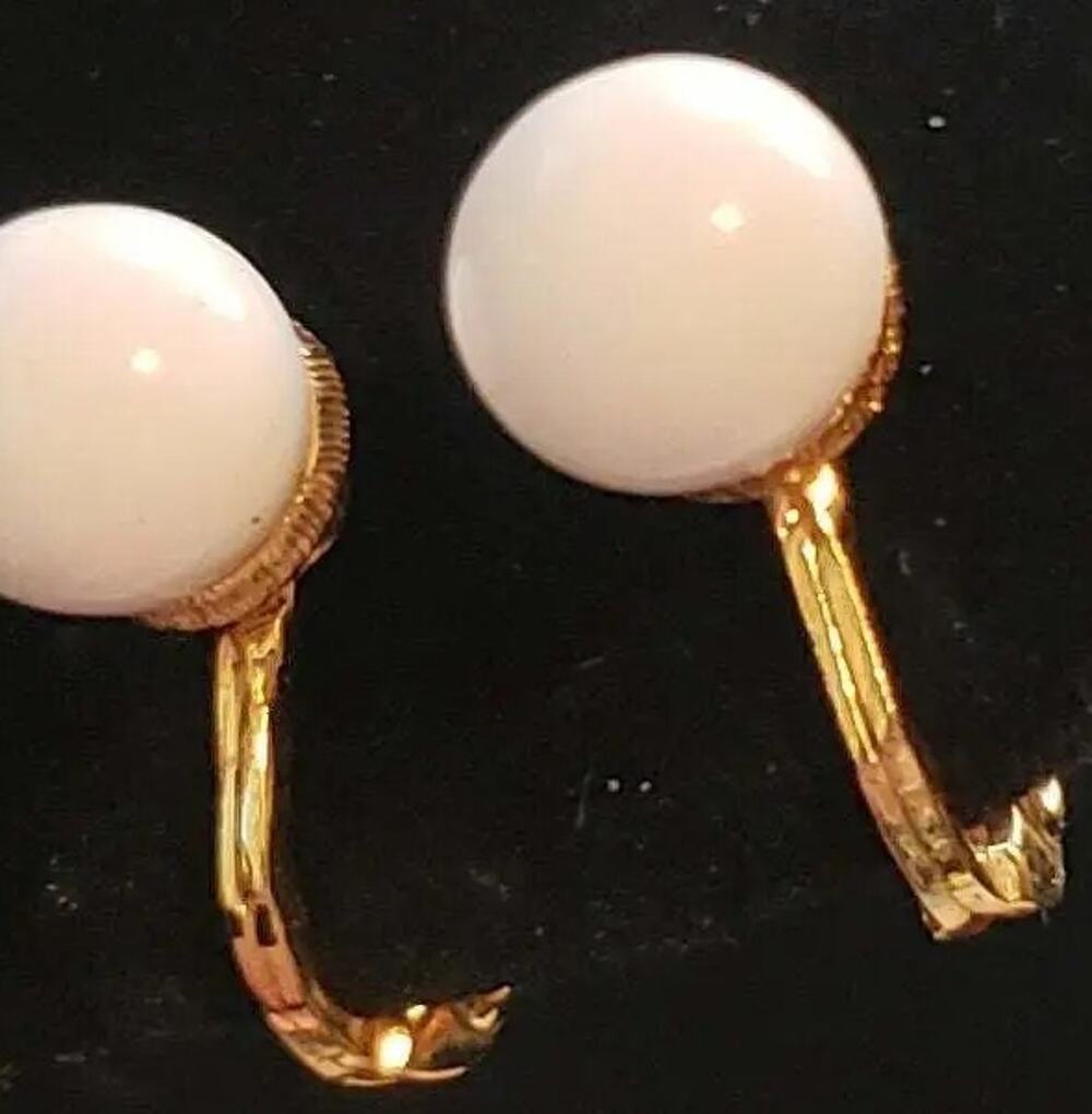 Vintage White Monet Earrings Simple Ear Bobs Clip On Gold-tone Designer wc-71